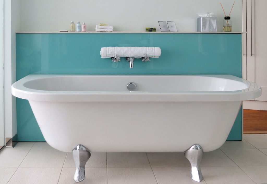 Glass Panels 4 Glass splashback panel behind bathtub